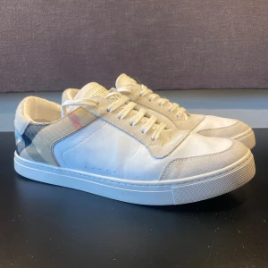 Burberry Skor  - Hej! Säljer nu mina skor storlek 44, från märket burberry, relativt bra skick, tveka inte på att höra av dig om du har frågor eller funderingar kring skorna! 