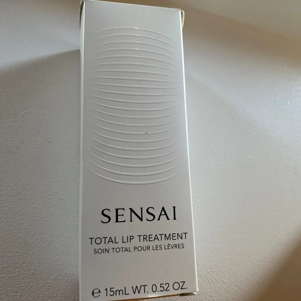 Total Lip Treatment från Sensai, köpt på kicks💖Aldrig använd, endast upptagen ur förpackningen. Köpte den för 1100 kr💞Säljer eftersom jag köpte fel sort❤️. Övrigt.