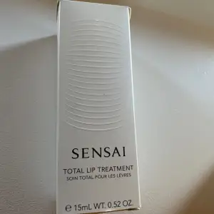 Total Lip Treatment från Sensai, köpt på kicks💖Aldrig använd, endast upptagen ur förpackningen. Köpte den för 1100 kr💞Säljer eftersom jag köpte fel sort❤️