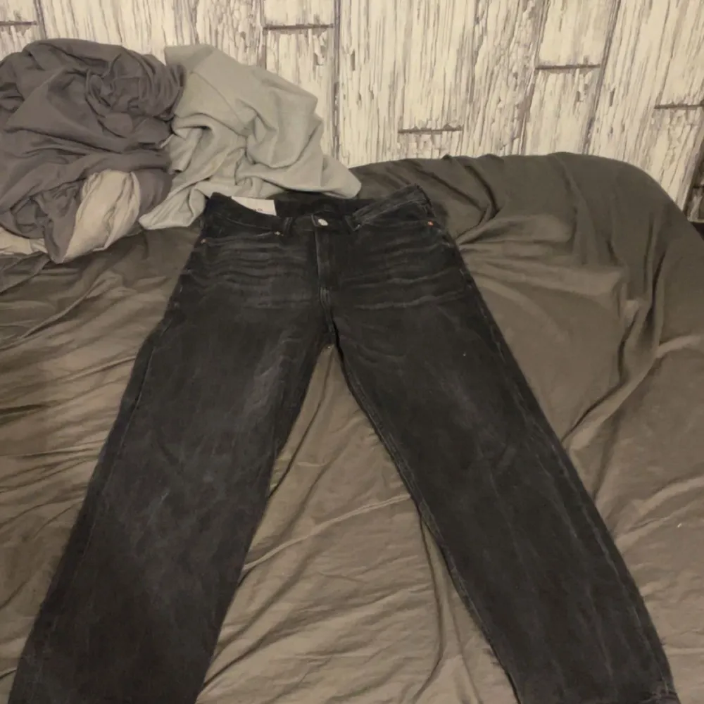 Ett par svarta jeans baggy i fint skick  Från H&M  Nypris 599 Skick:8/10  Längd: runt 180 cm lång . Jeans & Byxor.