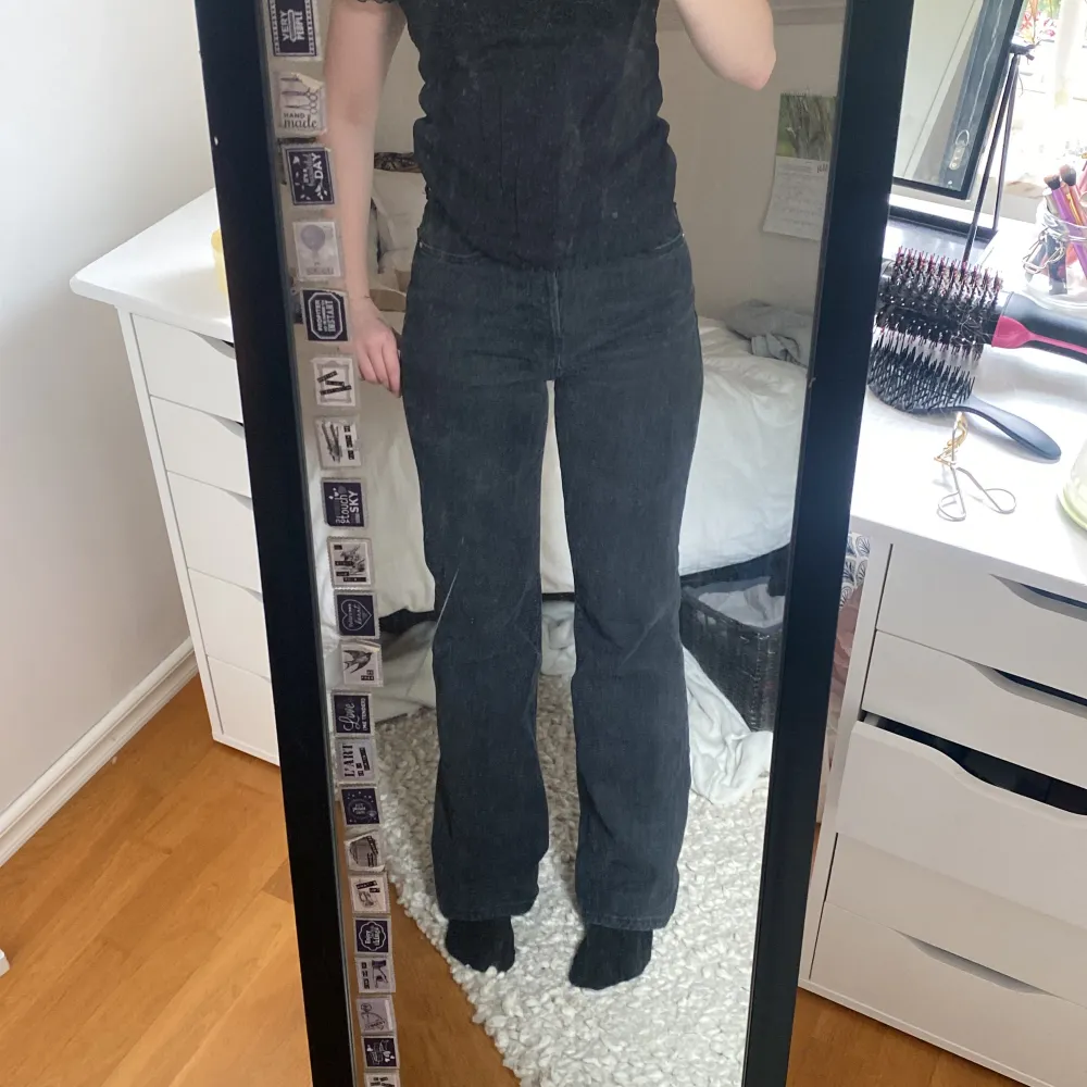 Fina jeans från Bikbok/dr.Denim, högmidjade och straight i modellen men sitter lite mer som flare. Jättefint skick, men får tyvärr inte användning av dom. Bra längd för mig som är 171cm💗. Jeans & Byxor.