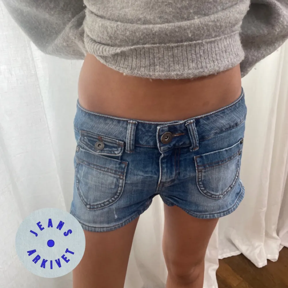 Jeansshorts Modellen på bilden har vanligtvis storlek xs-s Midjemått: 40x2cm. Shorts.