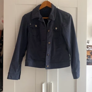 Jeansjacka  - Fin jacka i tunnare jeanslikande tyg. I fint skick, perfekt för en lite varmare vårdag. I storlek 34 men passar även på mig som har 36/38 då som en något tajtare modell💗