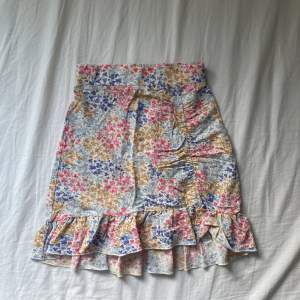 Supergulliga kjol, knappt använd och inga defekter förekommer!! Helt perfekt till sommaren.