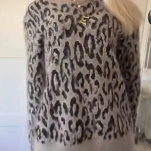 Leopard tröja - Så fin grå stickad leopard tröja ifrån other stories!!