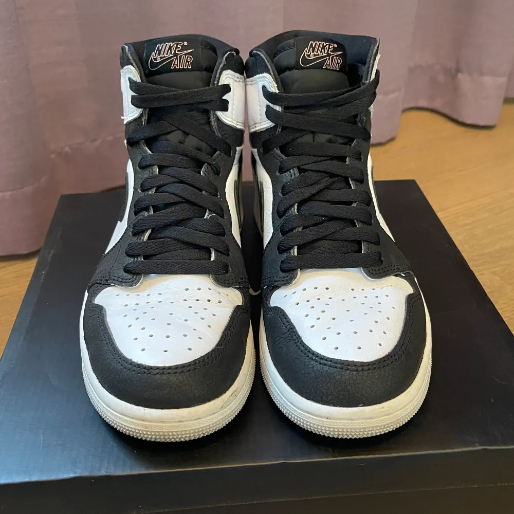 I stort sett nya Nike Jordans, endast använda ett fåtal gånger. Normala i storlek. Ingår två extra par skosnören i vit och rosa🤍🩷  På sista bilden syns storleksetikett/invändig etikett. Orginalkartongen är tyvärr borta.  Nypris: 3199kr. Skor.