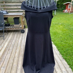 Klänning - Nyskick, använd en gång, fin skuren i midjan och fin fall. Längd till vaderna