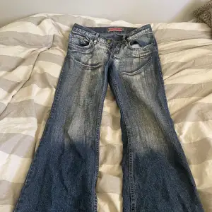 Jätte fina jeans i storlek s. Flared och har haft dom ganska länge