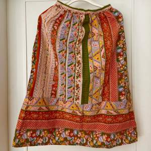 En äkta vintage midi-kjol i sååå fin färger 💚💛🧡❤️ Uppskattar till XS då den är liten, ca 64cm runt midjan. Har dragkedja baktill och fickor i sidorna 💐 Perfekt till sommaren! Unik och retro-vibe på riktigt 🧡