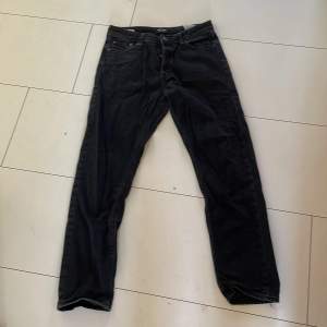Ett väldigt bra par jeans som är väldigt tåliga och snygga med storlekarna W29, L32 (kolla bild).