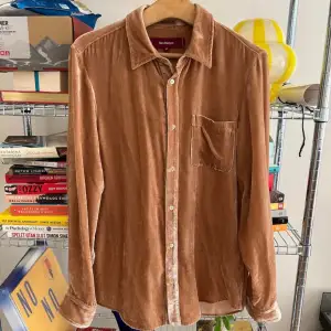 Popular corduroy shirt from Sies Marjan in an amazing viscose & cupro mix. Makes for a light, flowy and soft drape. Perfect summer shirt essentially. Fits true to size. Has been gently used and well taken care off. Retail price over 4000:-