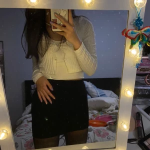 Vit kofta - Super söt vit kofta perfekt för sommaren!! Knappast använd som ny