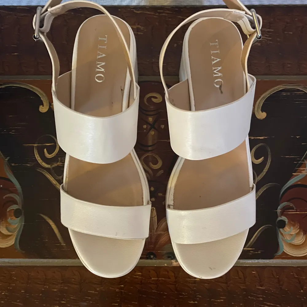Vita sandaler med klack köpta från Scorett. Två små repor på vänster sko, se bild 2.. Skor.