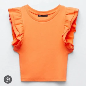 Zara volangtopp orange - Säljer min volangtopp från zara i orange som inte längre säljs. Väldigt fin sommar färg.