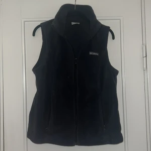 Väst fleece Columbia  - Riktigt skön fleeceväst från Columbia perfekt till sommaren. Inga defekter alls, nyskick!  