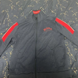 Hugo Boss Sweatshirt - Hugoboss Sweatshirt i unik färg , Storlek M men sitter som S hade jag sagt, skick 8/10 inga skador eller fläckar. Nypris 1300 mitt pris 700 men priset kan diskuteras