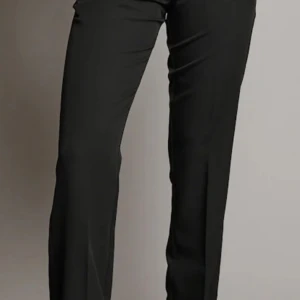 Lågmidjade kostymbyxor  - Den har 2 fläckar bilket är nagel lim, använder ej för är nu för liten. Man får lite buttscransh vilket är ett +