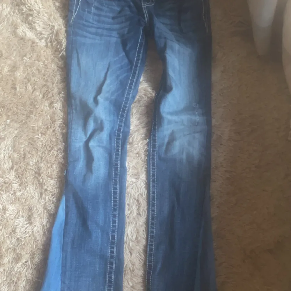 När jag köpte de så va dom skinny men jag har sytt om till bootcut som man ser på en bild🫶🏻. Jeans & Byxor.