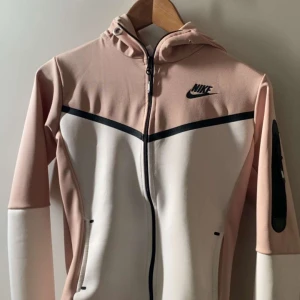 NIKE tech fleece - Fick den i present men fick en ny.