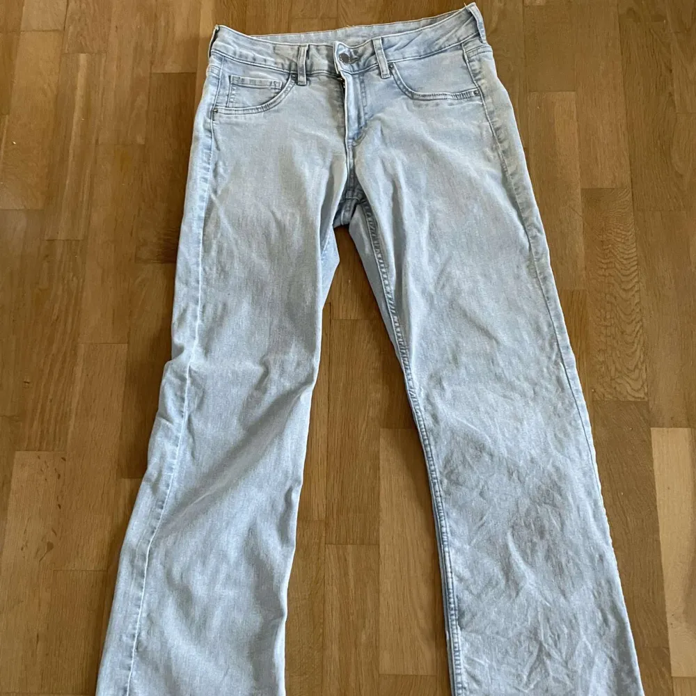 Low waist bootcut jeans från hm i storlek 40 men passar M/S. Har inga defekter och ser som nya ut. Passar perfekt i längden på mig som är 168. Skriv för fler bilder eller mått. . Jeans & Byxor.