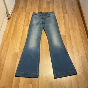 (29j Ljusblåa lågmidjade bootcut jeans, midjemått rakt över helt nya med lappar kvar : 34 cm, innerbenslängd: 84cm väldigt stretchiga 🩵