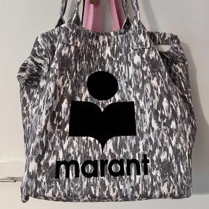 Isabel Marant Totebag - Säljer denna fina och unika Marant Yenky väskan som är perfekt till strand dagar, skolan och resor! Stor och får plats med mycket!