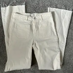 Snygga jeans med fickor framtill. Byxor bra skick och inga tecken på andväning💞innerbenslängden är 76 cm och byxan är i storlek S. Tyvärr finns där ingen bild med byxorna på då dem är för små. 