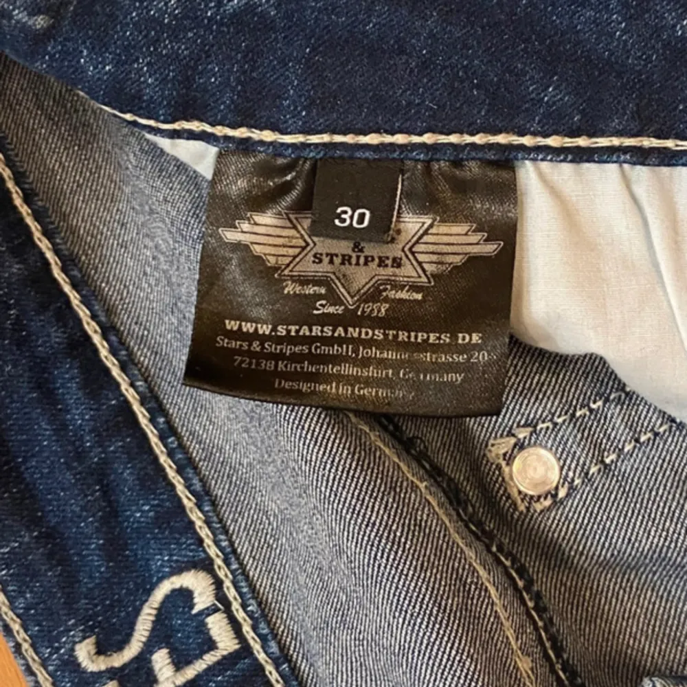 Snygga lågmidjade jeans från stars and stripes! Köpta på jeans uno i Stockholm för 1100kr, snygga glitterfickor bak. Bra skick!. Jeans & Byxor.
