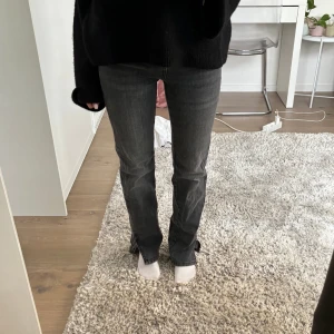 Gråa jeans - Gråa snygga jeans med slit🖤