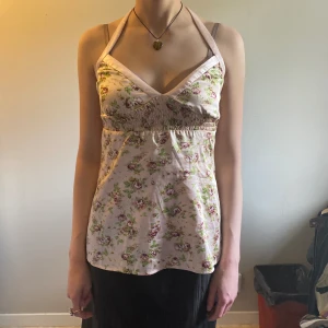 Halterneck top - Superfin halterneck top perfekt till sommaren!! Materialet är silkesliknande till känslan. Toppen är köpt utomlands utan varumärke och storlekslapp men passar xs-s (alternativt medium men tightare fit isf). Snöret knyts själv så storleken går att anp