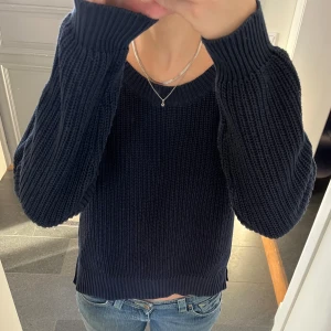 Mörkblå stickad tröja  - Blå stickad tröja från Deval i storlek S, skulle säga att den även passar M. Använd gärna köp nu!