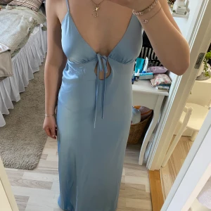 Blå långklänning  - Super fin lång blå klänning med knytning i ryggen🩵 passar perfekt till exempelvis balen eller sådant! Den går ner toll golvet på mig som är 169 cm och i storlek 38/M men passar även 36/S🎀 säljer en likadan i gul i min profil! Oanvänd