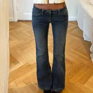 Sjukt snygga lågmidjade jeans från EDC by ESPRIT. För referens är jag 168cm. Midjemått: 76 cm. Innerbenslängd: 78 cm