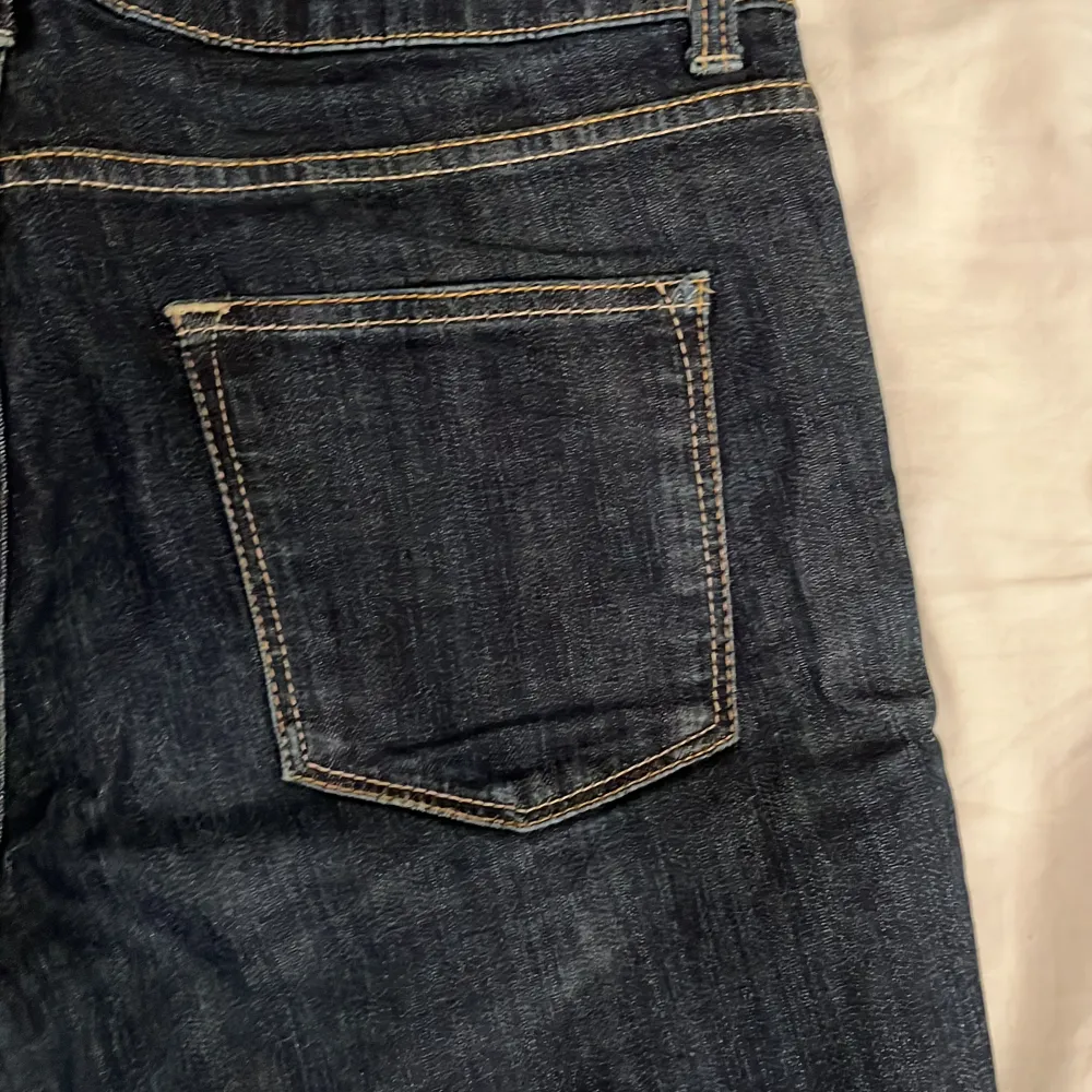 Lågmidjade mörkblåa jeans från Lindex äldre sortiment. De är korta i benen så perfekt för någon som är kortare. För korta för mig och lite stora i midjan. Storlek 40!. Jeans & Byxor.