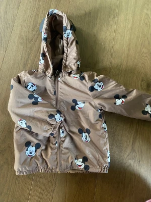 Vårjacka 86 - Lätt fodrad med musepigg på. Fint skick!