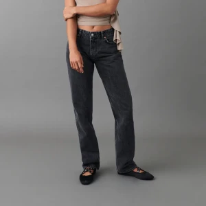 Svarta Jeans  - Säljer dessa low Waits jeansen från Gina tricot🌟 skriv för fler bilder! (Pris kan diskuteras vid snabb affär)