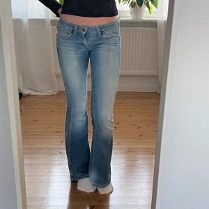 Utsvängda Wrangler jeans i perfekta blå färgen! Fint skick men hälarna är slitna (bild 4), säljer då de blivit för små, tycker även de är små i storlek! Midja: 79, innerben: 84, är 170