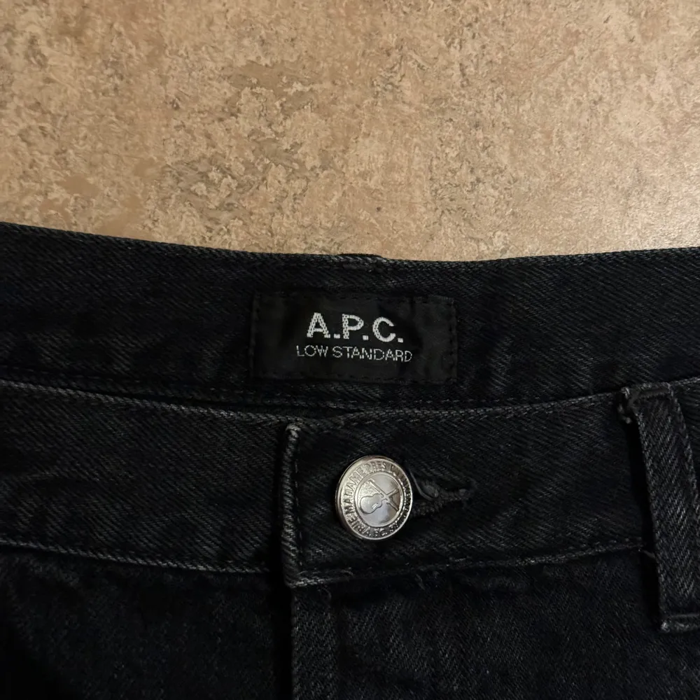 A.P.C. jeans i modellen Low Standard, använda men i gott skick. Storlek: 30, Midja: 42 cm Ytterben: 110 cm Benöppning: 16 cm. Jeans & Byxor.