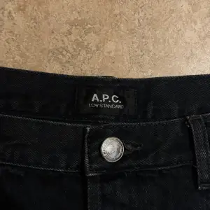 A.P.C. jeans i modellen Low Standard, använda men i gott skick. Storlek: 30, Midja: 42 cm Ytterben: 110 cm Benöppning: 16 cm
