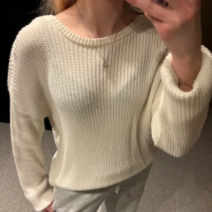 Stickad tröja  - Säljer en super fin stickad tröja med öppen rygg. Den är i storlek xs men skulle mer säga att det är en S då den är stor i storlek. Använder ca tre gånger så i bra skick. Skriv för fler frågor eller bilder (köpare står för frakt)💗