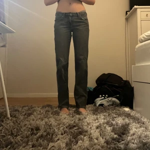 Jeans från weekday - gråa lågmidjade raka jeans från weekday i modell Arrow. Storlek 27/34, passar i längden på mig som är 180 men lite små i midjan 