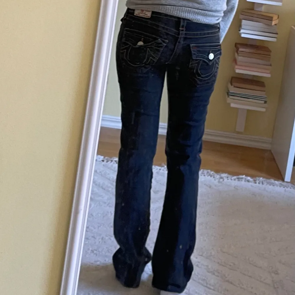 Svarta jeans från true religion i modellen ”Billy”, rätt så bra skick men jeanstyget känns lite strävt på vissa ställen men det är dock inget man kan se, hör av dig vid frågor💗. Jeans & Byxor.