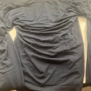 Långärmad topp 💓 - Säljer min jättefina Topp med båtringning fram och djup ringning baktill. Den är använd några få gånger men är i jättebra skick! ❤️❤️