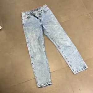 Levis 501 jeans stentvättad look stl 23/26. Mycket bra skick.