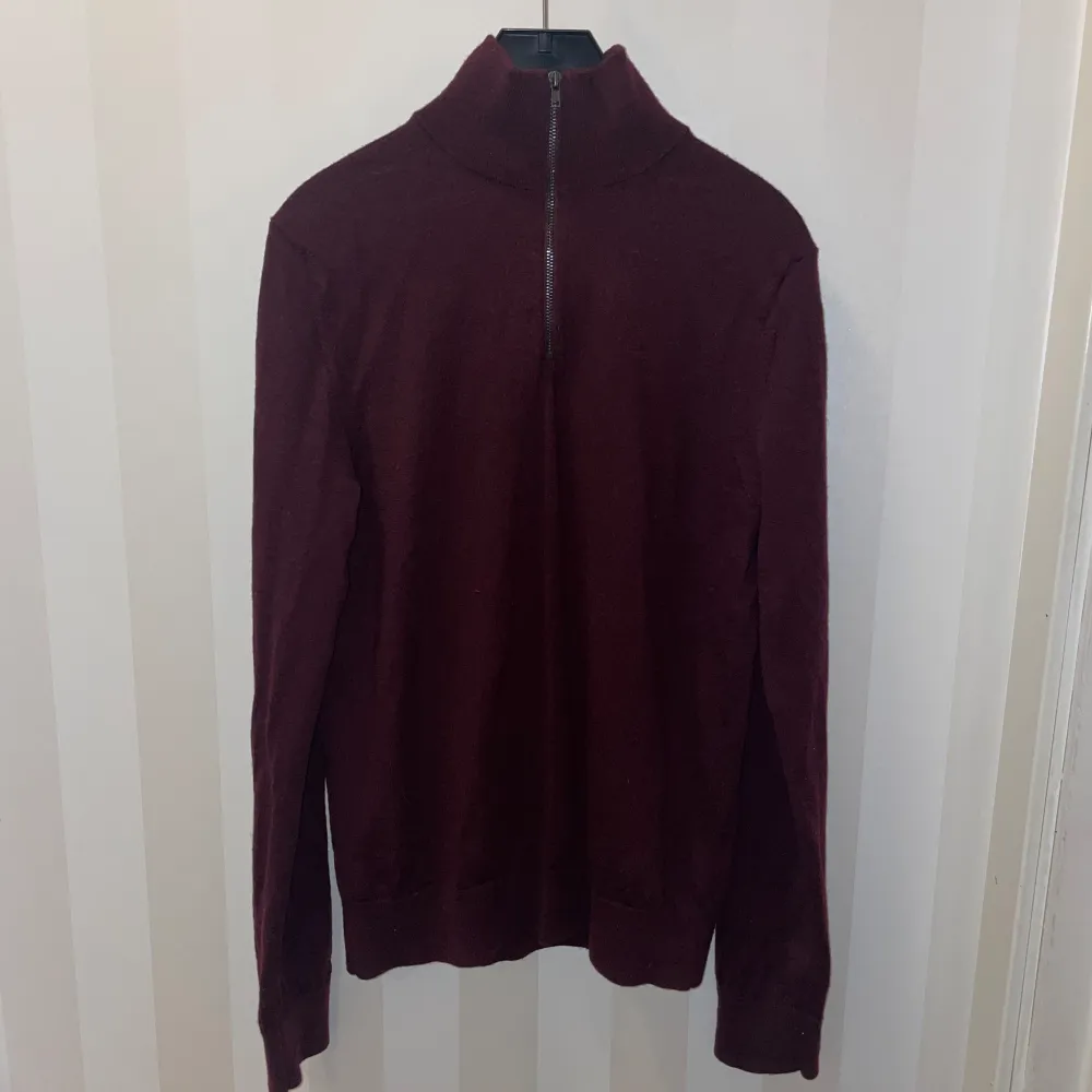 Säljer nu min Snygga och sköna Riley halfzip av 100% Merino ull, då den ej används. Den är i väldigt fint skick då den bara har används 1 gång. Inga defekter. Nypris: 899kr, Mitt pris: 449kr Kontakta för mer info. PRIS KAN DISKUTERAS VID SNABB AFFÄR❗️. Tröjor & Koftor.