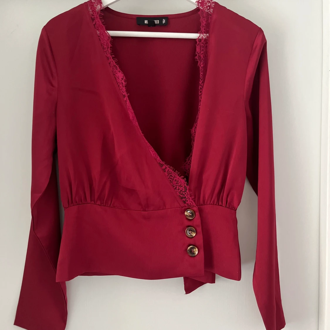 Oanvänd blus från Missguided 