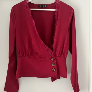 Oanvänd blus från Missguided  - Oanvänd blus från Missguided st. S.  Skickas mot porto eller hämtas i Hornstull i Stockholm. ☀️