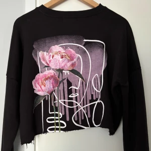 Croppad tröja - Avklippt från Missguided med snyggt tryck på ryggen. Sparsamt använd
