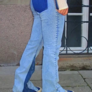 Unika lågmidjade jeans!  - Säljer dessa jättefina remake jeans som jag köpte här på Plick, säljer då jag har för många byxor:(💗💗💙. De är gjorda av ett UF!