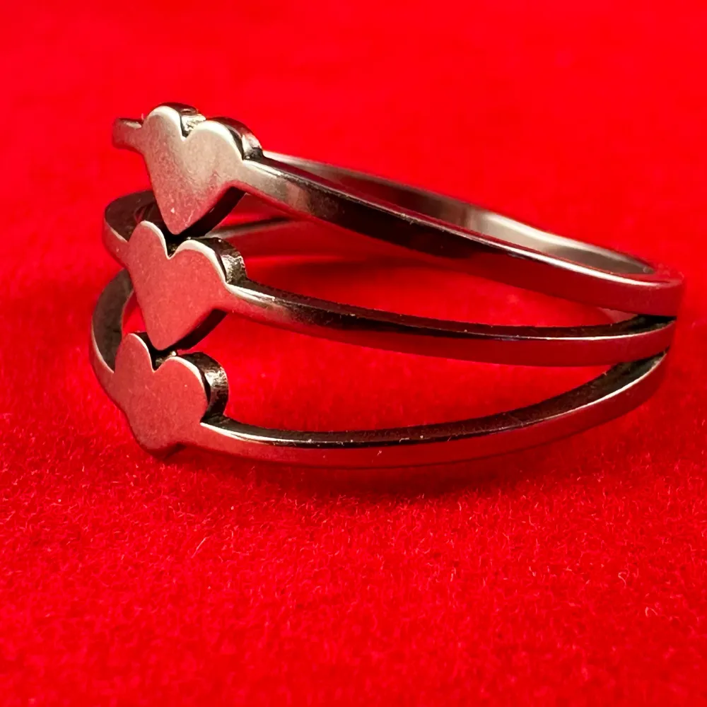 En ring i rostfritt stål med en diameter på ca 18 mm. . Accessoarer.
